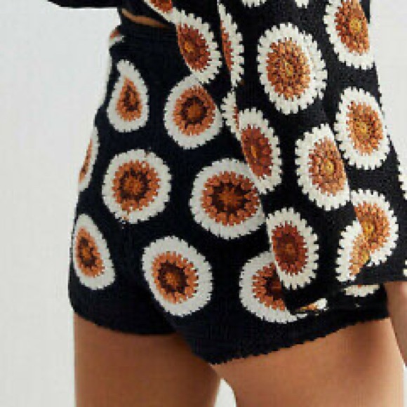 Free people crocheted hot shorts - Picture 2 of 4